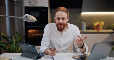 Web kamerasındaki blogcu adam, çalışıyor, Webinar veriyor, video çekiyor, podcast kaydediyor, ofis masasında konferans görüşmesi yapıyor. vlog işini çalış.