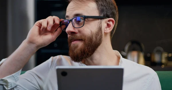 Gözlüklü Dijital Tablet Ekranlı Bir Adamı Sosyal Medyada Sohbet Ediyor — Stok fotoğraf