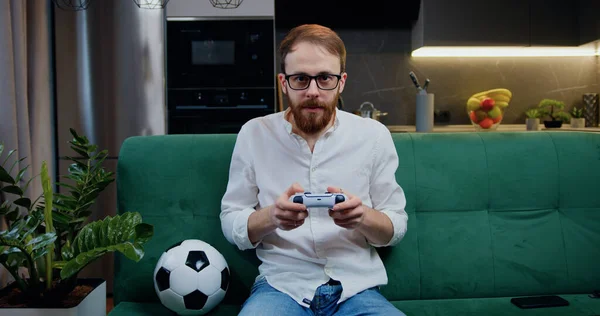 Homem Focado Jogando Videogame Cozinha Moderna Apartamento Desfrutando Atividade Interna — Fotografia de Stock