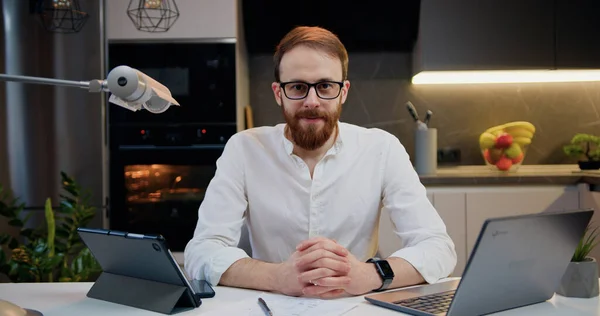 Gözlüklü Bir Portre Adam Işten Sonra Bilgisayar Ekranında Oturuyor Kameraya — Stok fotoğraf