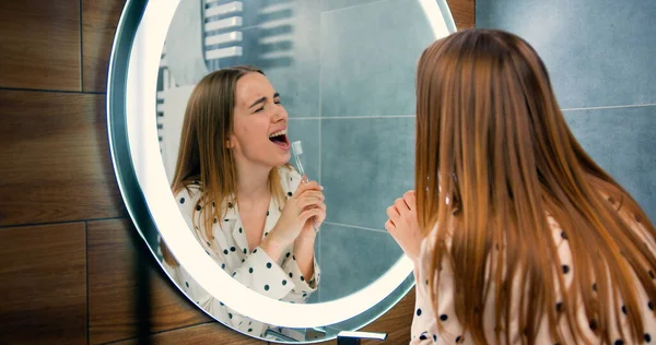 Prachtig Blank Meisje Die Tanden Poetst Spiegel Badkamer Gezonde Tanden — Stockfoto