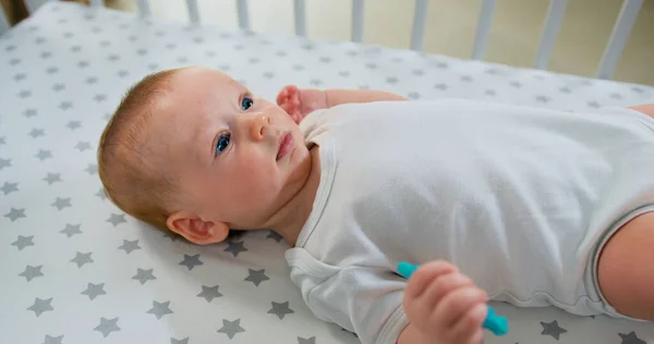 Närbild Söt Vacker Nyfödd Bebis Body Suit Och Blöja Liggande — Stockfoto