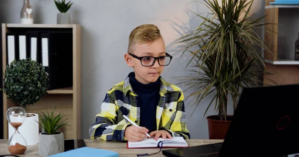 Bonito Cuidadoso Menino Anos Óculos Sentado Mesa Escrevendo Notas Diário — Fotografia de Stock