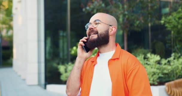 Mężczyzna Okularach Plecaku Luźnych Ciuchach Rozmawiający Smartfonem Technologią Siecią Wykonawczą — Wideo stockowe