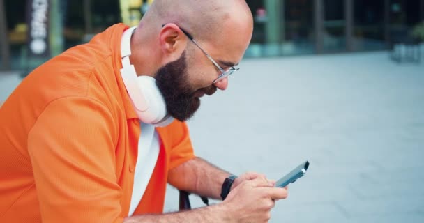 Uśmiechnięty Pewny Siebie Młody Brodaty Mężczyzna Okularach Korzystający Smartfona Bliska — Wideo stockowe