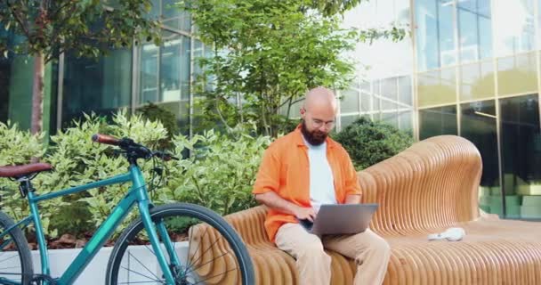 Hipster Souriant Homme Assis Sur Banc Tapant Sur Ordinateur Portable — Video