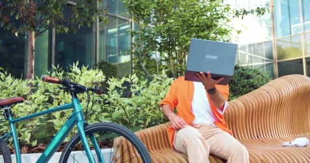 Hombre Urbano Milenario Moda Videollamada Línea Utilizando Ordenador Portátil Sentado — Vídeo de stock