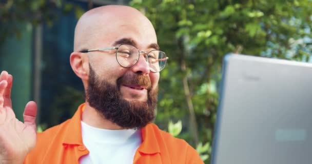 Hombre Sonriente Freelancer Gafas Trabajando Remotamente Línea Con Auriculares Laptop — Vídeo de stock