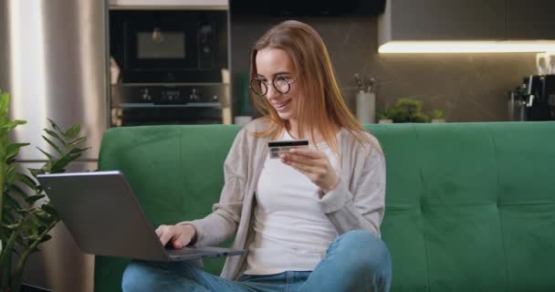 Söt Flicka Som Håller Bankkort Och Gör Online Betalning Med — Stockvideo