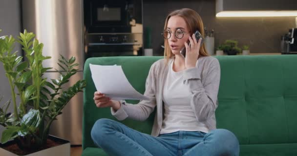 Akıllı Telefon Belgelerle Çalışan Beyaz Güzel Bir Kız Verileri Topluyor — Stok video