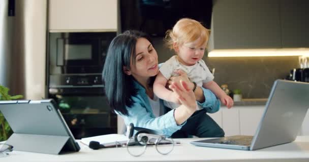 Jonge Moeder Met Zoontje Haar Armen Aan Het Werk Een — Stockvideo