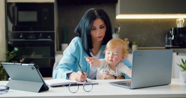 Mãe Trabalhando Remotamente Casa Enquanto Segurava Seu Filho Bebê Mulheres — Vídeo de Stock