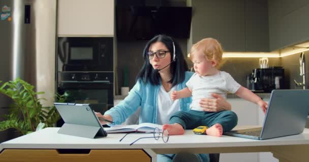 Jovem Mulher Negócios Séria Sentada Mesa Cozinha Frente Laptop Digitando — Vídeo de Stock