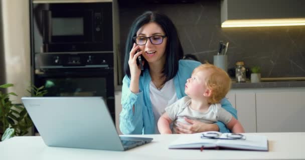 Mulher Falando Telefone Enquanto Segurava Criança Pequena Seus Braços Enquanto — Vídeo de Stock