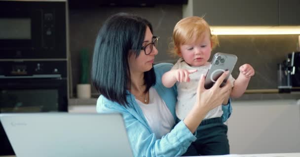Mulher Seu Filho Estão Olhando Para Telefone Sorrindo Uma Cozinha — Vídeo de Stock