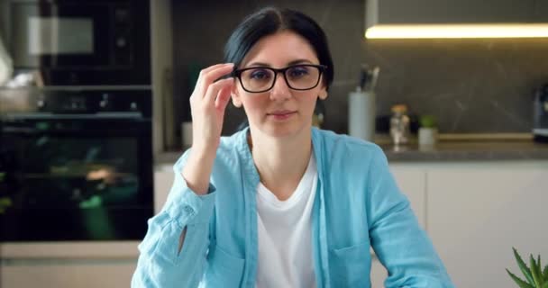 Крупный План Портрета Улыбающейся Женщины Смотрящей Камеру Снимающей Очки Позирующие — стоковое видео