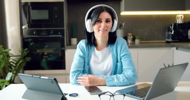 Portræt Smilende Kvinde Freelancer Headset Kigger Kameraet Derhjemme Dato Videoopkald – Stock-video
