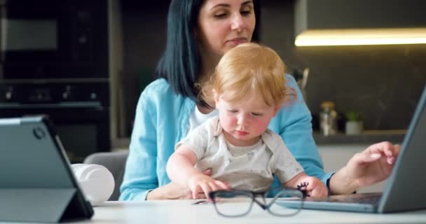 Mulher Trabalho Remoto Conceito Cuidados Infantis Onde Boa Aparência Mãe — Vídeo de Stock