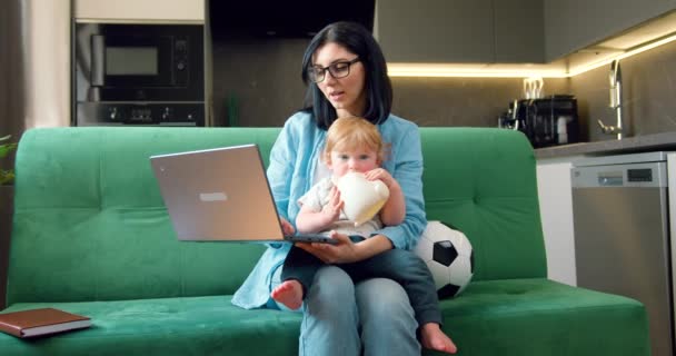 Mujer Gafas Usando Laptop Trabajando Desde Casa Mamá Hijo Pequeño — Vídeos de Stock