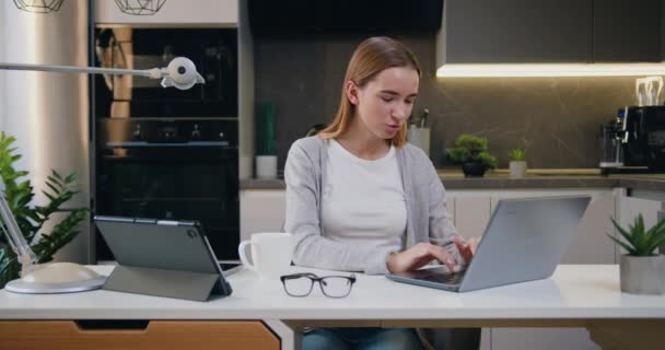 Evdeki Dizüstü Bilgisayarla Şık Bir Oturma Odasında Güzel Beyaz Kadın — Stok video