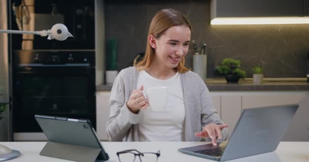 Цифровой Маркетинг Молодая Женщина Планшетом Ноутбуком Домашним Офисом Проверяют Дизайн — стоковое видео