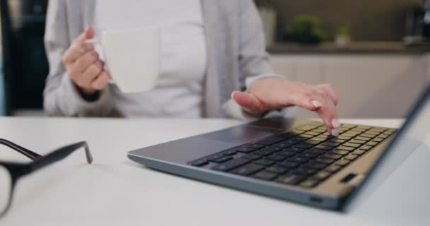 Zamknij Kobiece Dłonie Wpisując Wiadomość Laptopie Bizneswoman Siedzi Przy Biurku — Wideo stockowe