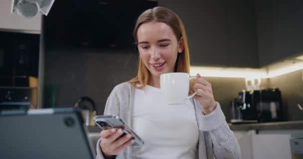 智能电话和女学生与在线新闻 大学成绩和应用通知成功的奖学金 放松和咖啡时间 大学生网恋用咖啡杯和手机 — 图库视频影像