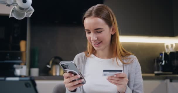 Mooi Meisje Invoeren Credit Card Nummer Voor Online Winkelen Met — Stockvideo