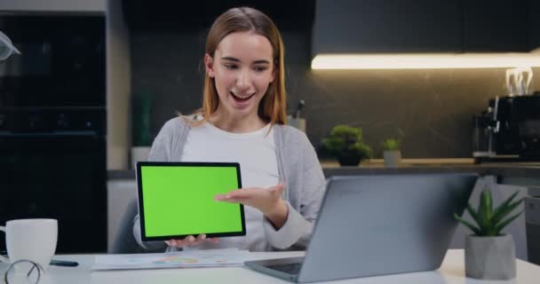 Başarılı Kadınlarının Bilgisayar Tablet Kullanarak Video Konferansında Satış Raporları Hakkında — Stok video