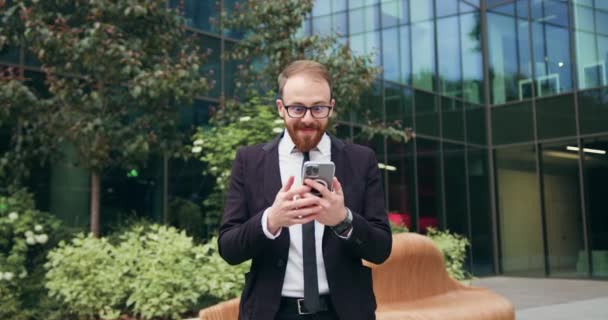Beau Homme Gyeglasses Célèbre Succès Lisant Bonnes Nouvelles Sur Smartphone — Video
