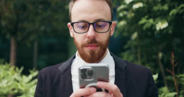 Zavřít Veselý Muž Brýlích Sedí Venku Lavičce Píše Smartphone Jistý — Stock video