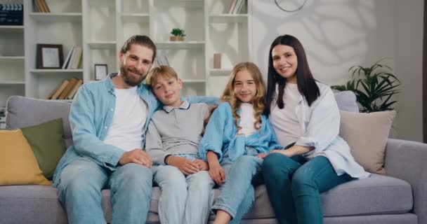 Glad Leende Familj Mor Far Och Tonåring Barn Sitter Soffan — Stockvideo