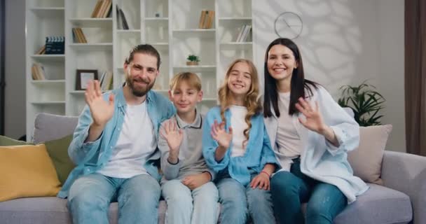 Famiglia Felice Quattro Genitori Ritratto Madre Padre Legame Con Divertente — Video Stock