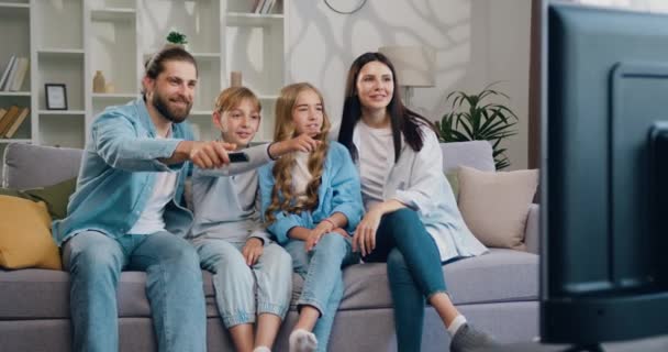 Homem Mulher Felizes Relaxando Com Filha Filho Assistindo Televisão Casa — Vídeo de Stock