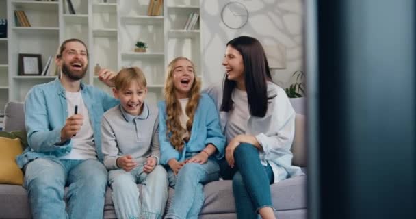 Усміхнена Сім Дорослих Батьків Мати Діти Які Дивляться Телевізор Разом — стокове відео