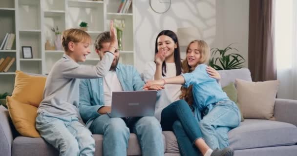 Famille Souriante Parents Adultes Père Mère Les Enfants Utilisant Ordinateur — Video