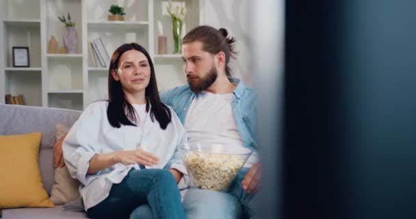 Mutlu Çift Sarıl Rahatla Oturma Odasındaki Kanepede Televizyon Izle Kadın — Stok video