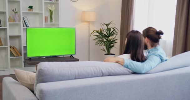 Homem Mulher Felizes Sentados Casa Sala Estar Assistindo Televisão Verde — Vídeo de Stock
