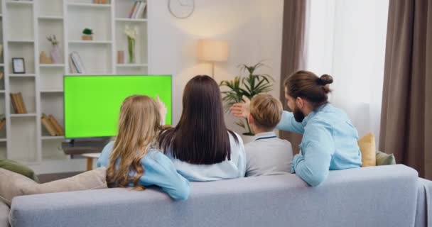 Visão Traseira Família Feliz Pais Crianças Assistindo Esportes Programas Entretenimento — Vídeo de Stock