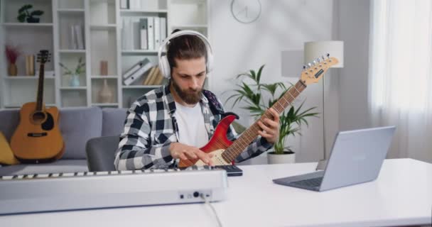 Homem Músico Caucasiano Headphonescreatesmúsica Eletrônica Piano Sintetizador Guitarra Sentado Mesa — Vídeo de Stock
