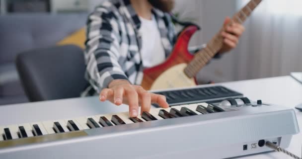 Κοντινό Πλάνο Των Αρσενικών Χεριών Που Παίζουν Syntezator Και Κιθάρα — Αρχείο Βίντεο