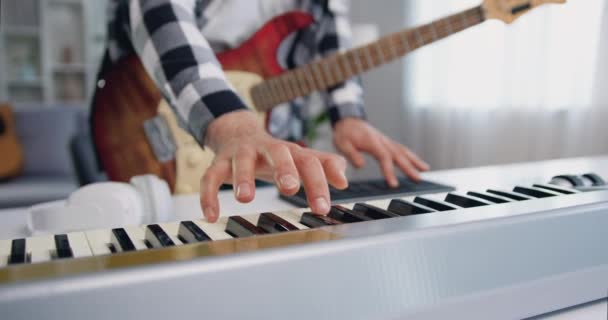 Крупный План Мужских Рук Играющих Мидифортепианной Клавиатуре Синтезаторе Домашней Студии — стоковое видео