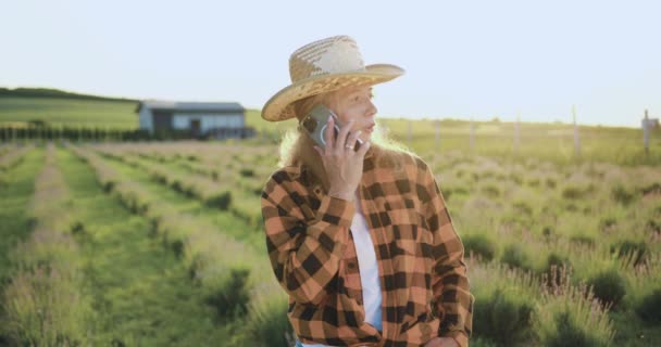 Фермер Деловая Женщина Разговаривают Мобильному Телефону Работают Пшеничном Поле Заключают — стоковое видео