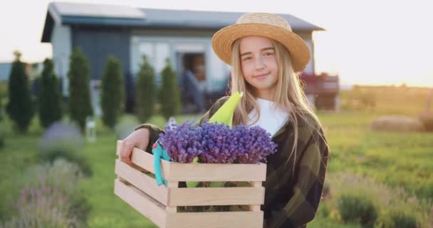 Portret Dziewczynki Ubranej Kapelusz Patrzącej Kamerę Pudełkiem Kwiatów Kwiaty Zadowolone — Wideo stockowe