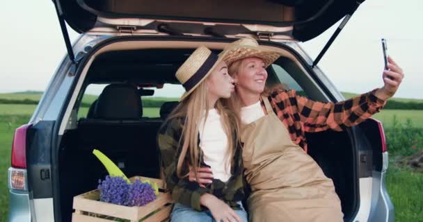 Family Farmers Mother Daughter Dressed Aprons Hats Sit Trunk Car — Stock Video