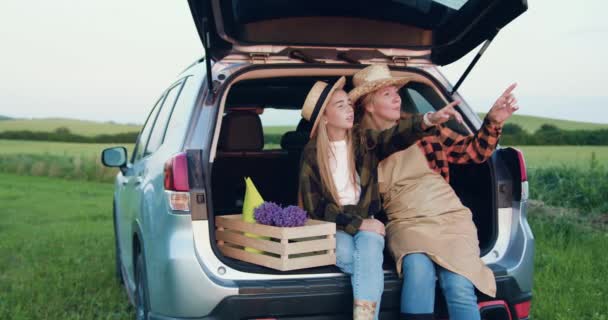 Joyful Modern Farmer Family Which Sitting Cars Trunk Holding Digital — Stock Video