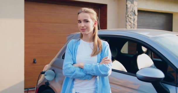 Portret Młodej Kobiety Stojącej Przy Zaparkowanym Samochodzie Patrzącej Uśmiechniętą Kamerę — Wideo stockowe