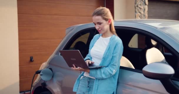 Portrét Atraktivní Ženy Stojící Poblíž Elektrického Auta Laptopem Čekající Auto — Stock video