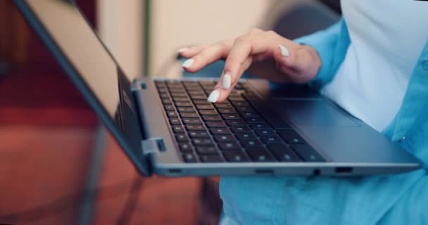 Close Mãos Mulher Segurando Laptop Carregamento Carro Elétrico Freelancer Feminino — Vídeo de Stock