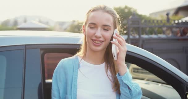 Sorridente Donna Moderna Hanno Conversazione Telefonica Vicino Alla Sua Auto — Video Stock